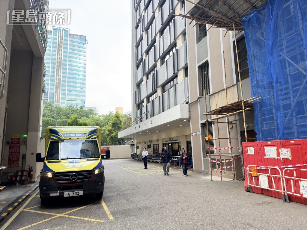 男傷者由救護車送院。梁國峰攝 男傷者由救護車送院。梁國峰攝