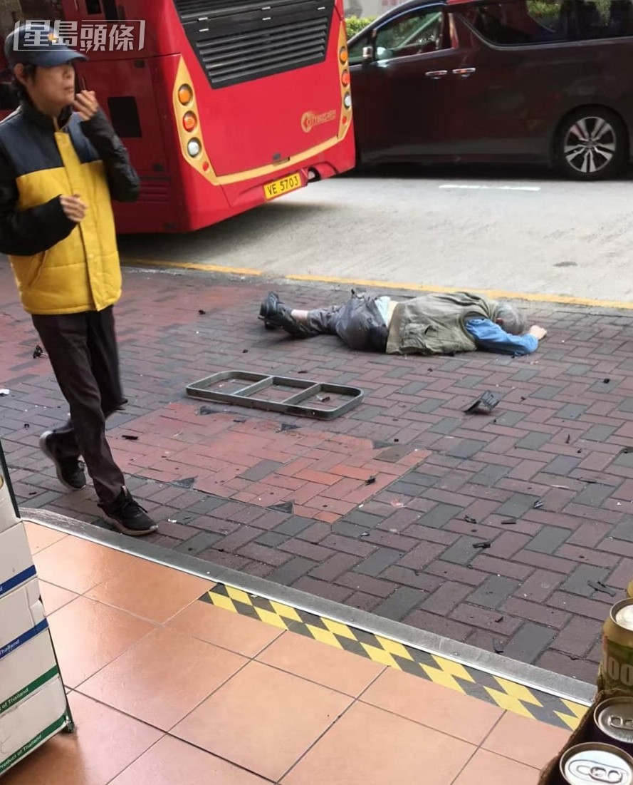 老翁倒地不起。讀者提供圖片 老翁倒地不起。讀者提供圖片