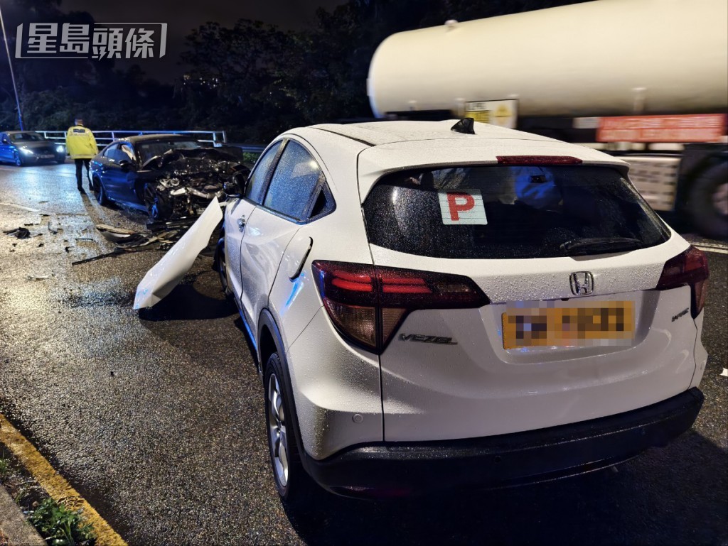 两辆私家车于大埔公路沙田岭段近金山路对开发生相撞。尹敬堂摄
