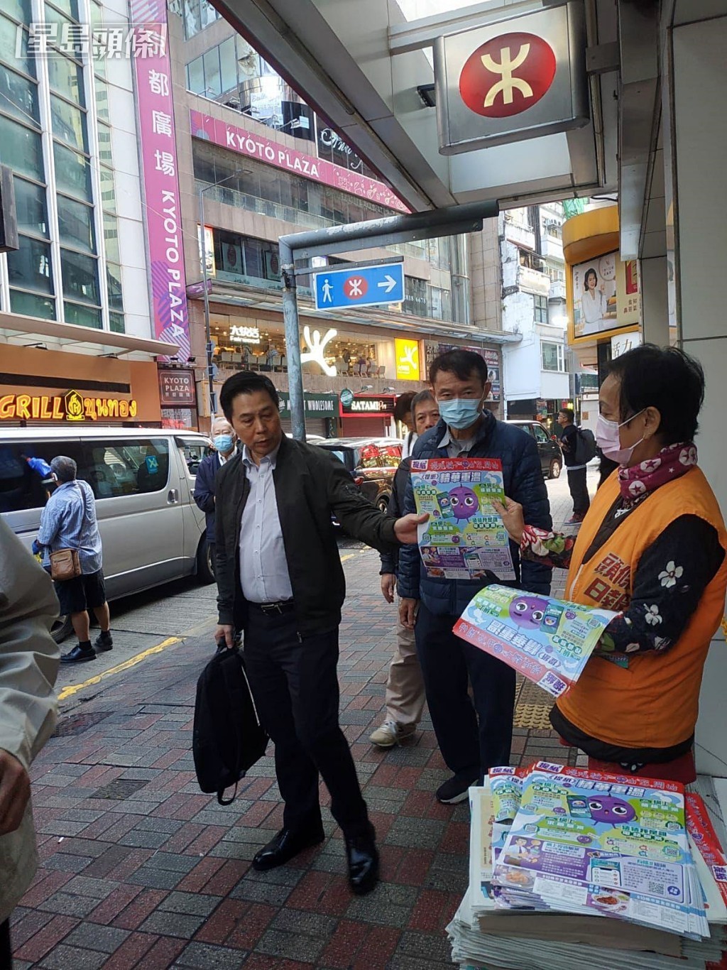 市民取閱附送《提紙》的免費報紙。
