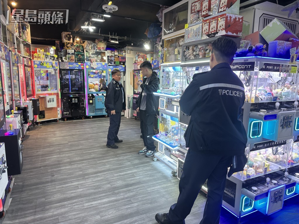 笨賊潛入夾公仔店舖，偷走iPad空盒。