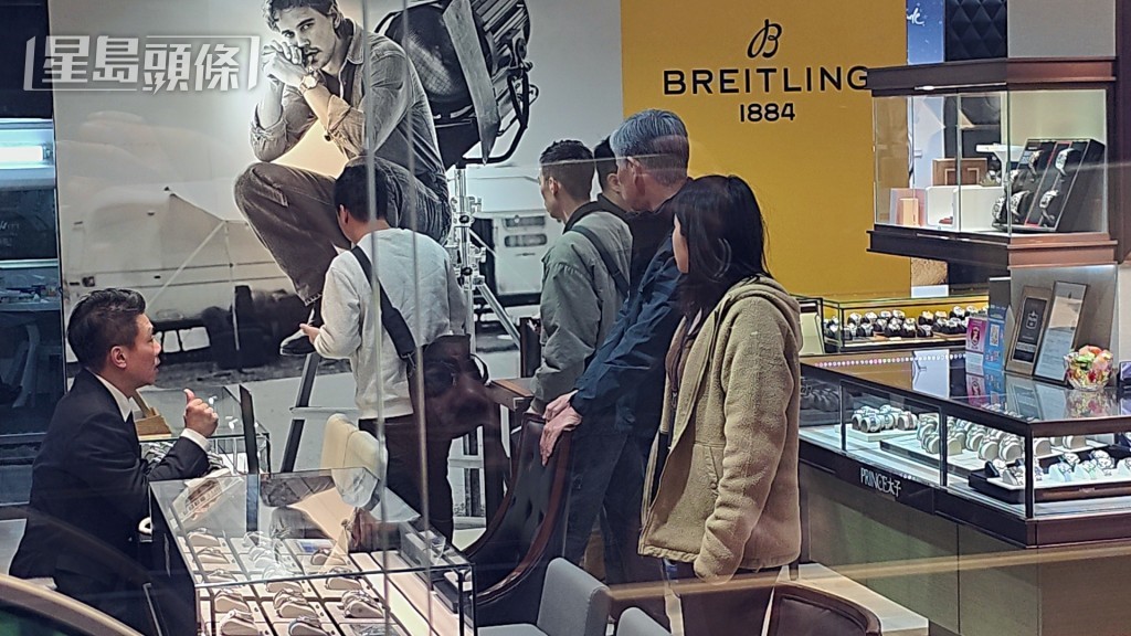 警員在舖內調查。黃文威攝