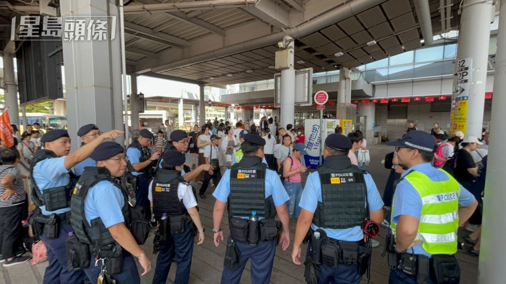 警方在深圳灣口岸持秩序。 警方在深圳灣口岸持秩序。
