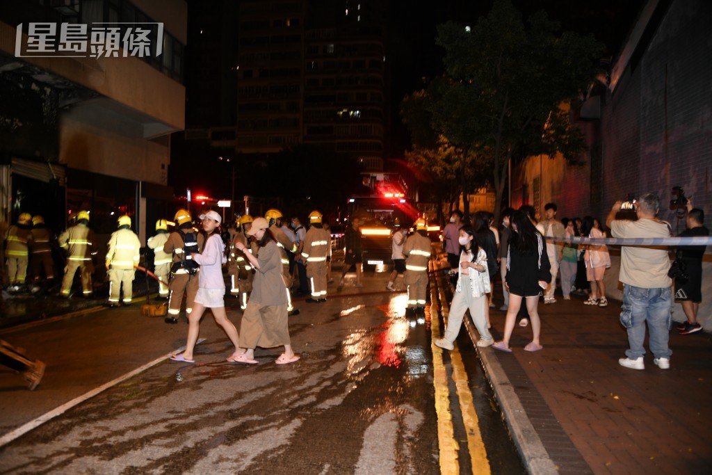 約80人疏敵。黎志偉攝 約80人疏敵。黎志偉攝
