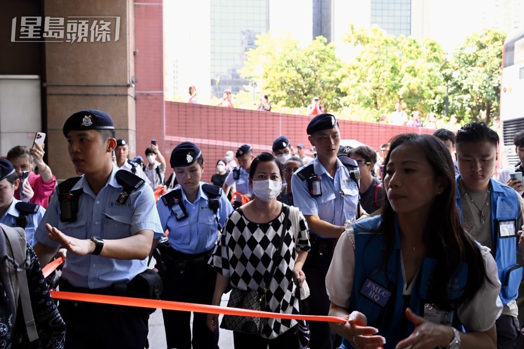 警方開路下離庭。 警方開路下離庭。