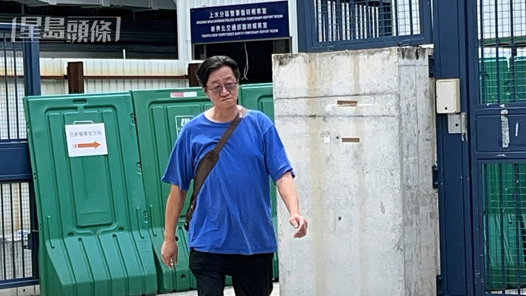 吳文君父親離開上水警署。蔡楚輝攝 吳文君父親離開上水警署。蔡楚輝攝