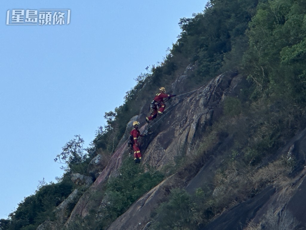 消防攀山拯救。梁國峰攝