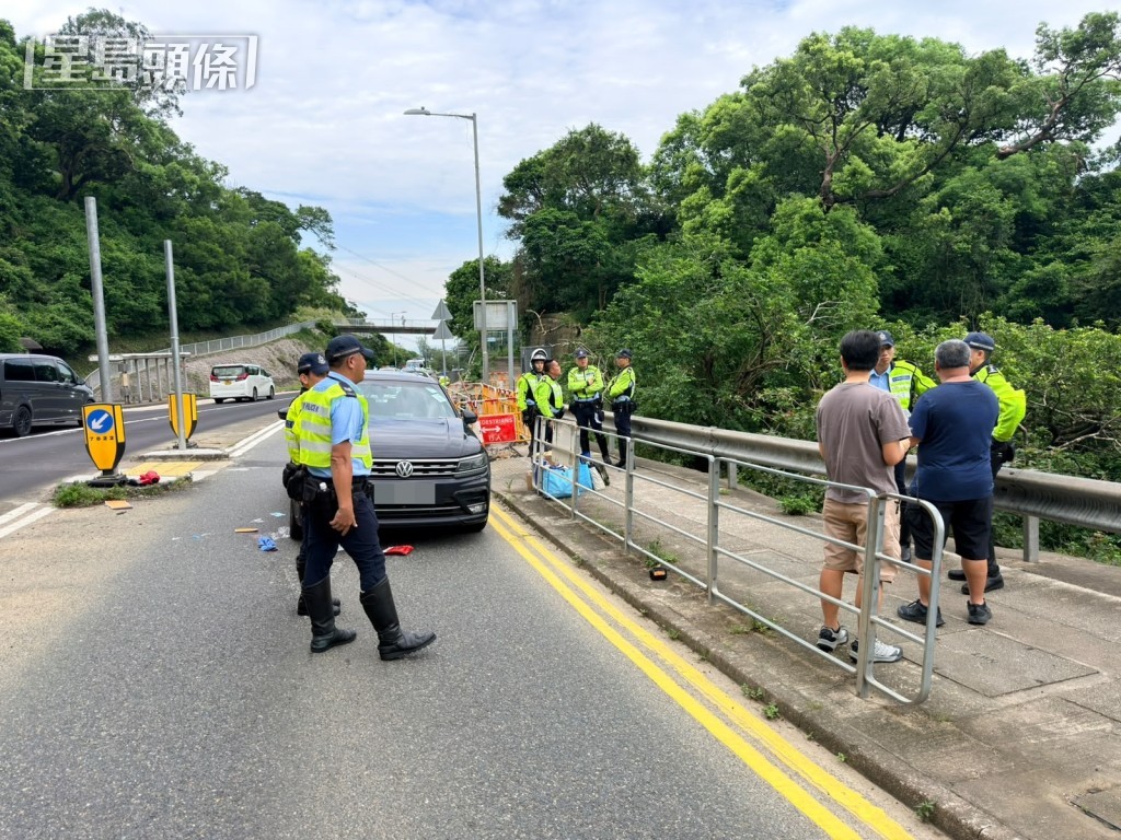 私家車撞倒清潔女工,警方在現場調查。梁國峰攝 私家車撞倒清潔女工,警方在現場調查。梁國峰攝