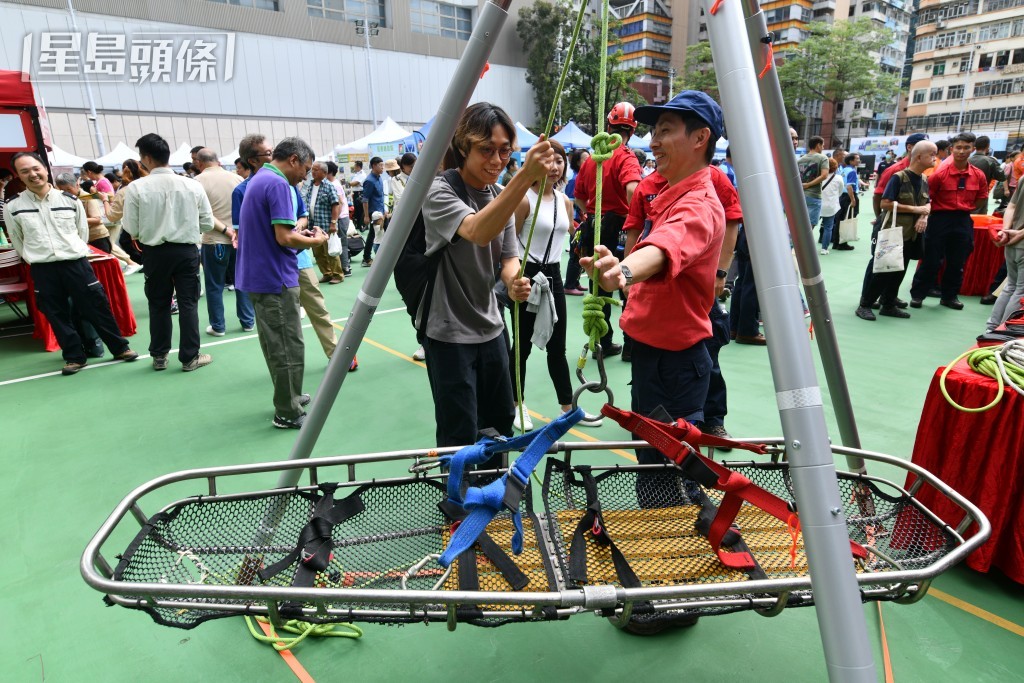 現場設有多個攤位及展示山嶺救人器材。盧江球攝
