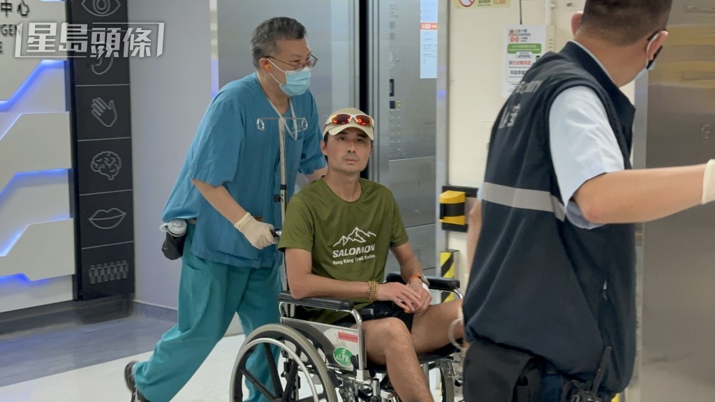 傷者獲送院時需坐輪椅。梁國峰攝