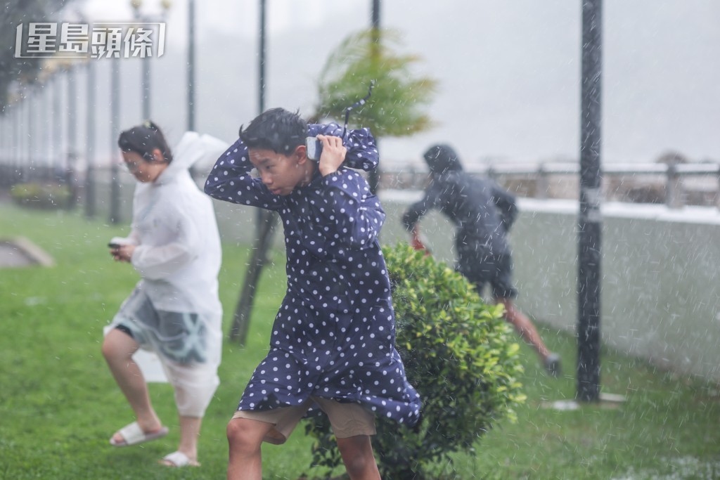 有居民無懼風雨走到戶外感受風力。何家豪攝