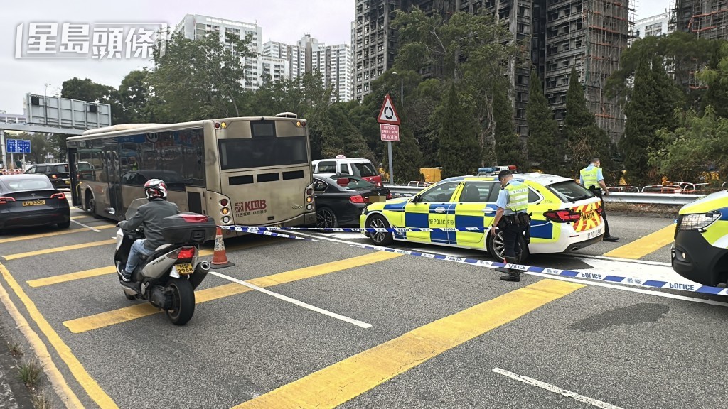 2名警員被撞傷。