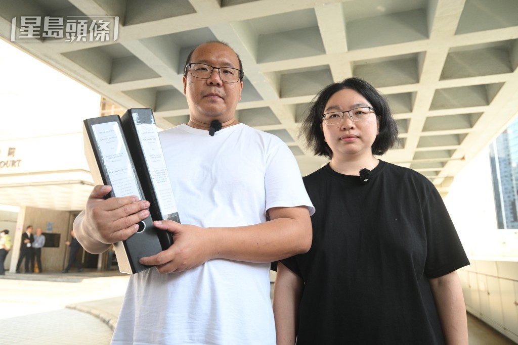 「非常父母」曾偉邦及關佩仙今早到高院為Danny申請人身保護令。陳浩元攝 「非常父母」曾偉邦及關佩仙今早到高院為Danny申請人身保護令。陳浩元攝