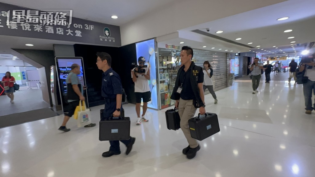 鑑證科人員到酒店搜證。梁國峰攝 鑑證科人員到酒店搜證。梁國峰攝
