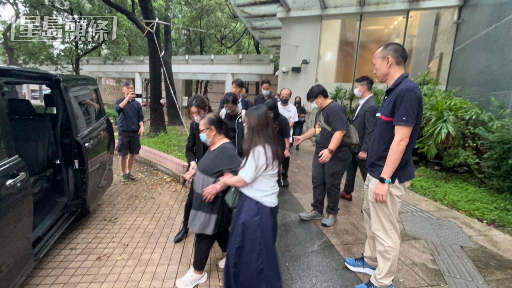 男死者多名親友到殮房認屍。