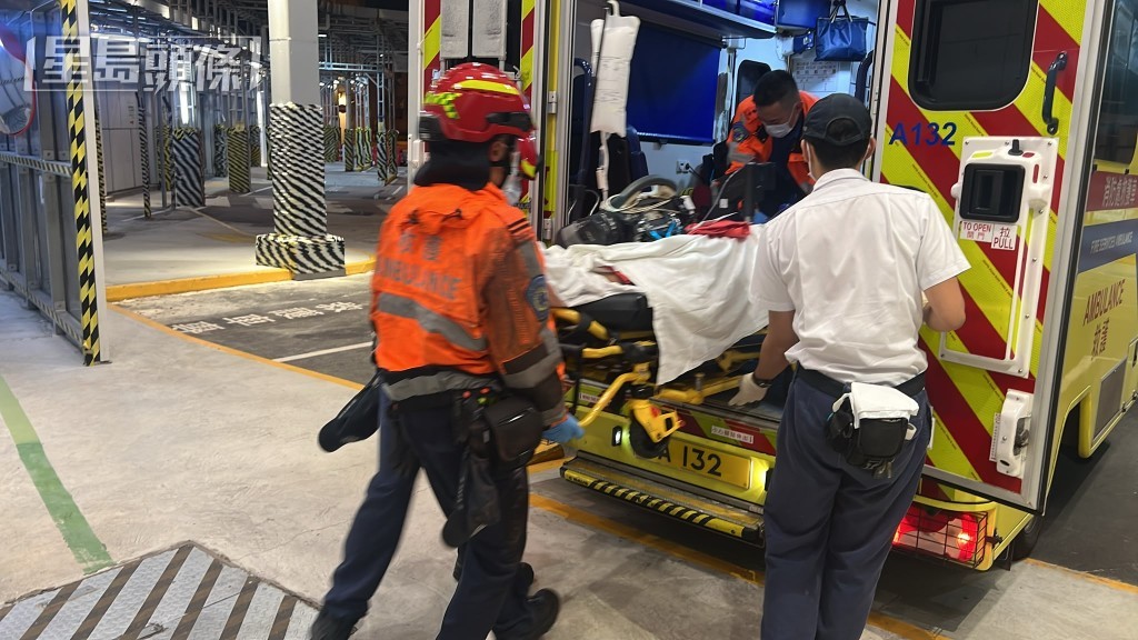船員經送院搶救後不治。黎志偉攝 船員經送院搶救後不治。黎志偉攝