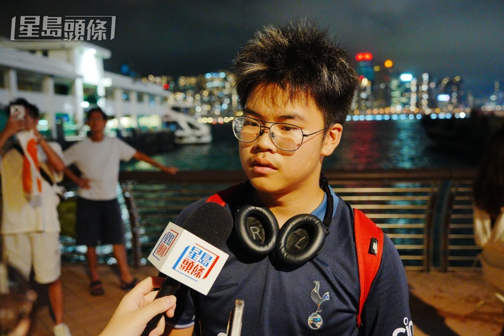 來自上海的時先生認為無人機表演震撼，觀看後心情激動。  ​