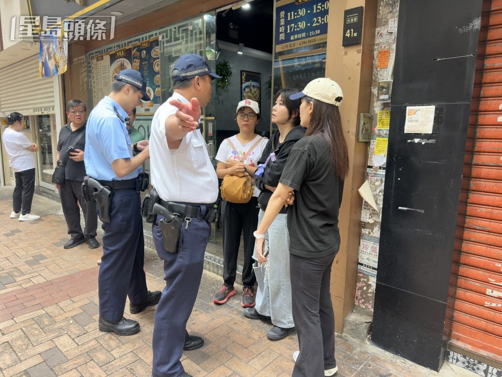 警方向職員調查事件。 警方向職員調查事件。