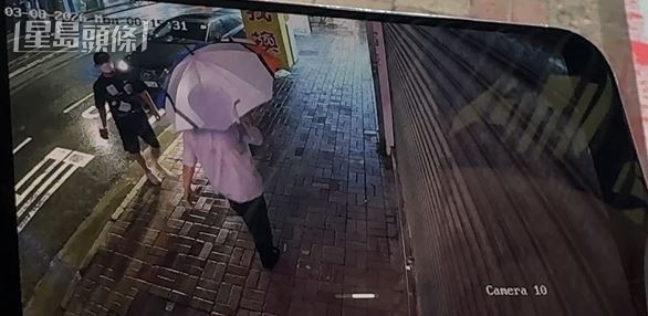 黑衫男下車走向找換店。 黑衫男下車走向找換店。