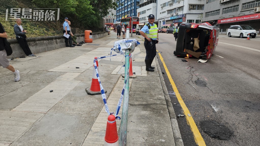 警員在場調查。 警員在場調查。