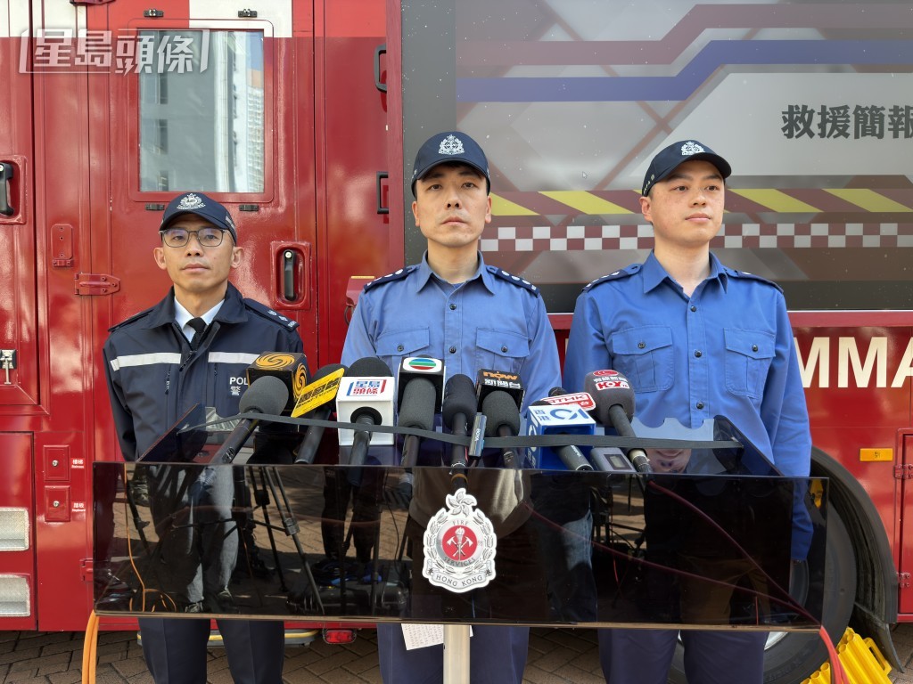 消防處署理助理消防區長葉錦江(中)、高級救護主任郭敬軒(右),及警務處深水埗警區署理副指揮官署理高級警司劉志君。 消防處署理助理消防區長葉錦江(中)、高級救護主任郭敬軒(右),及警務處深水埗警區署理副指揮官署理高級警司劉志君。