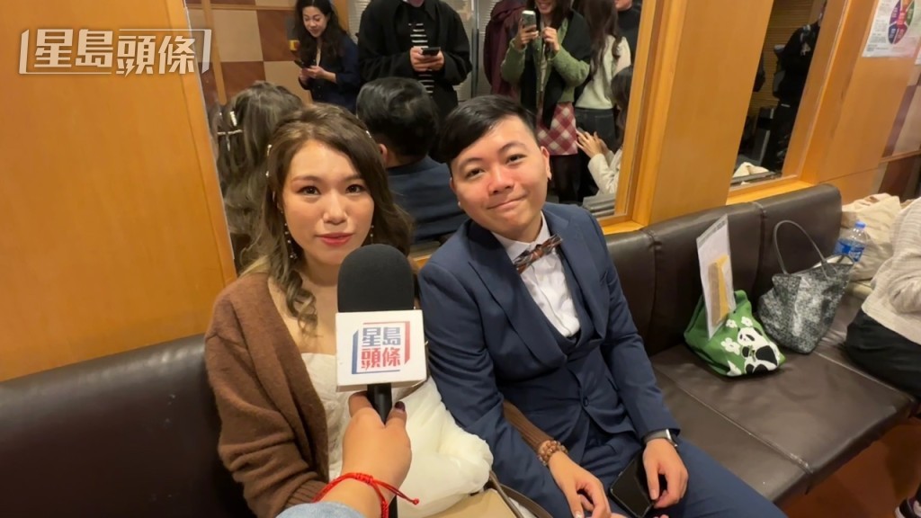杨小姐（左）及雷先生（右）特意选择今日注册结婚。谢晓雅摄