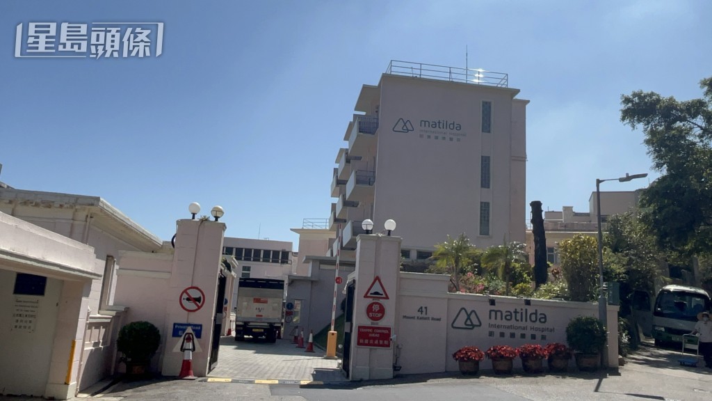 男工人到明德國際醫院求醫，暈倒死亡。楊偉亨攝