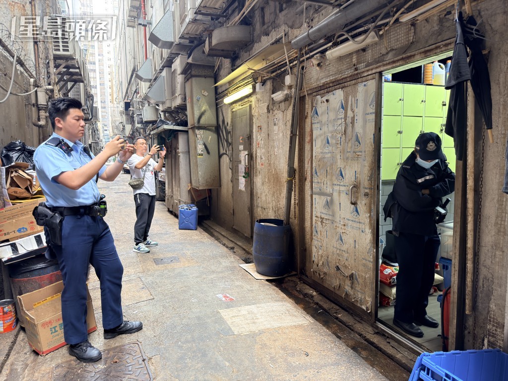 餐廳後門打開,警員在場調查。 餐廳後門打開,警員在場調查。