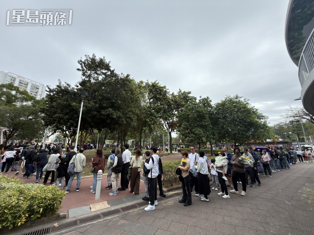 獻花市民出現人龍。 獻花市民出現人龍。