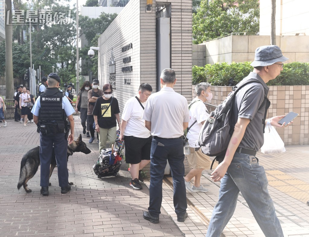 巿民排隊輪候入庭旁聽。