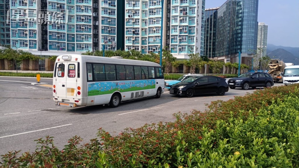 學校小巴與私家車相撞。 學校小巴與私家車相撞。