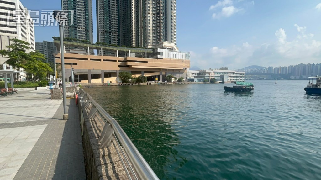男子在太康街38號對開的筲箕灣避風塘墮海。 男子在太康街38號對開的筲箕灣避風塘墮海。