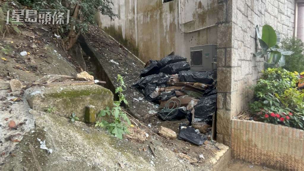 手榴彈被引爆後，少量雜物碎片隨氣流散落在山坡對開地面。