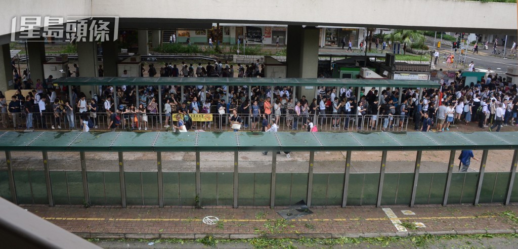 颱風山竹襲港後市民趕上班情況。資料圖片 颱風山竹襲港後市民趕上班情況。資料圖片