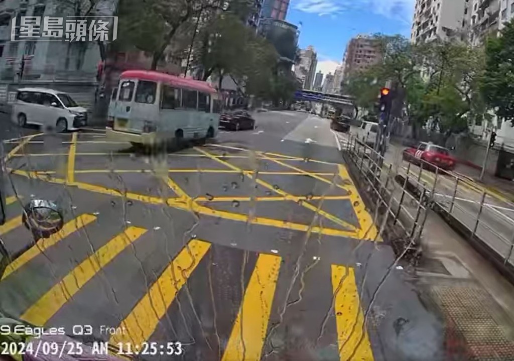 車Cam顯示小巴衝紅燈。fb車cam L（香港群組）圖片