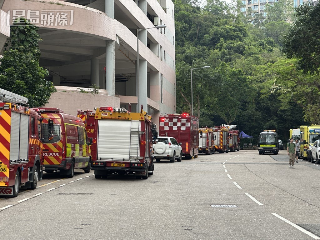大批救援車輛到場。 大批救援車輛到場。
