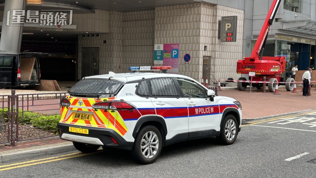 警方到場調查。 警方到場調查。