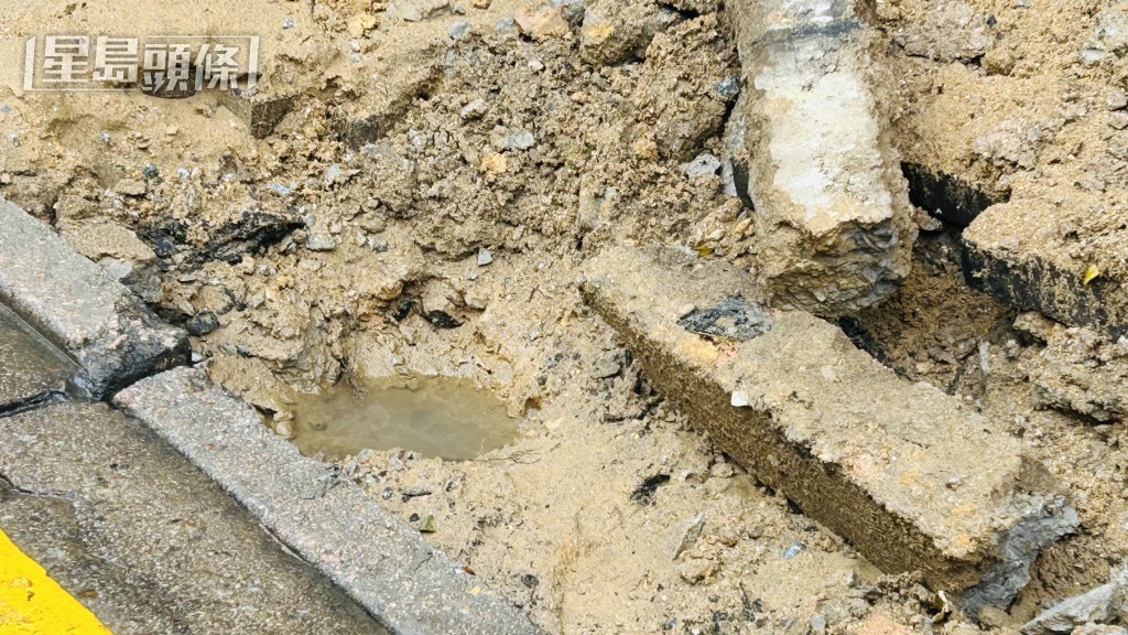 加士居道和彌敦道交界地下一條直徑450毫米鹹水管爆裂。蔡楚輝攝 加士居道和彌敦道交界地下一條直徑450毫米鹹水管爆裂。蔡楚輝攝