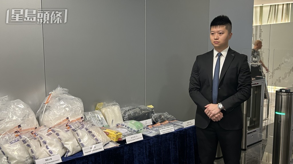 警方毒品調查科高級督察鄧駿穎展示證物。蔡楚輝攝 警方毒品調查科高級督察鄧駿穎展示證物。蔡楚輝攝
