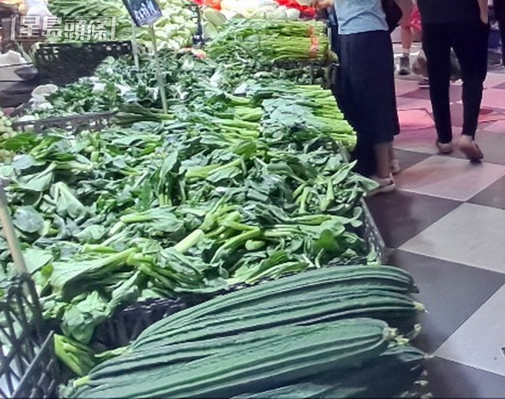 风暴来袭前街市兵慌马乱，档主赶收工。资料图片