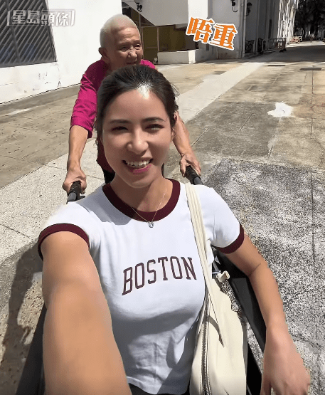Scarlett 拍下了这段温馨过程并分享到网上，意外收获了逾万赞好及分享。影片中，一位高龄94岁嫲嫲健步如飞，双手推著轮椅，而坐在轮椅上的孙女则笑得合不拢嘴。