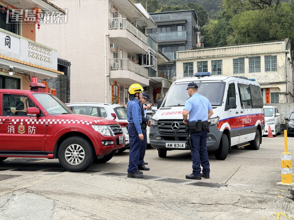 部分救援人員在梧桐寨村等待傷者。梁國峰攝 部分救援人員在梧桐寨村等待傷者。梁國峰攝