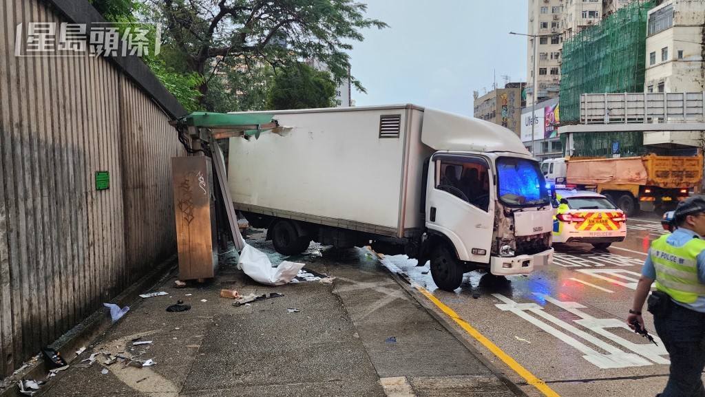 貨車撞向行人路上的巴士站,釀成一死一傷。黎志偉攝 貨車撞向行人路上的巴士站,釀成一死一傷。黎志偉攝