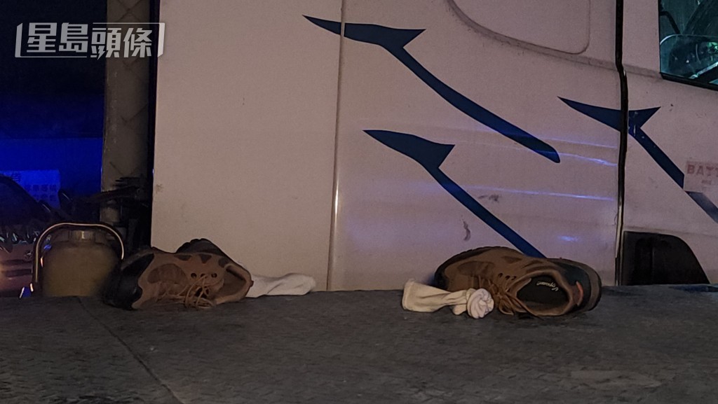 现场遗下一对鞋。