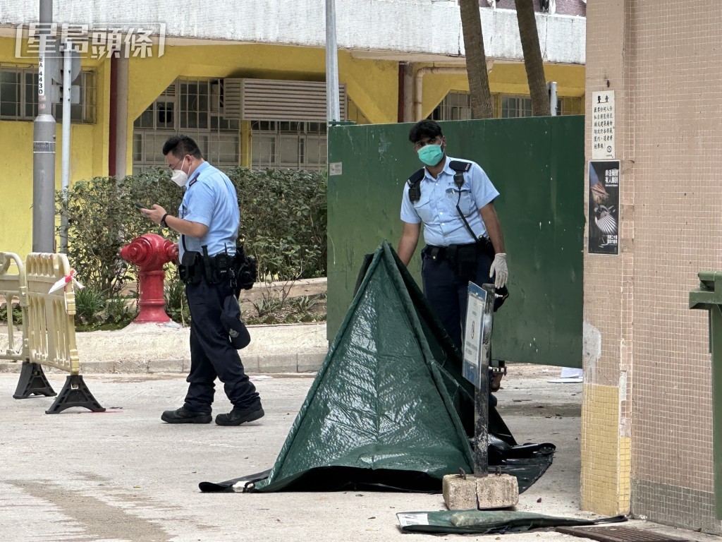 警員用帳篷遮蔽遺體。 警員用帳篷遮蔽遺體。