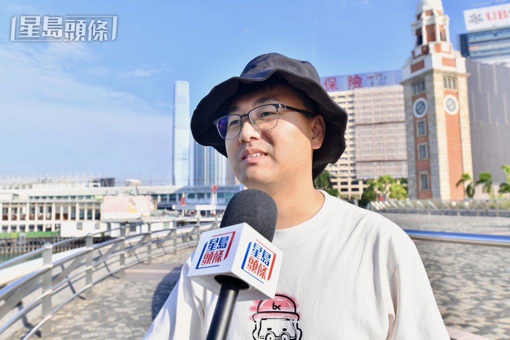 吳先生清晨4時許已起床專程來港看軍艦駛入維港。盧江球攝