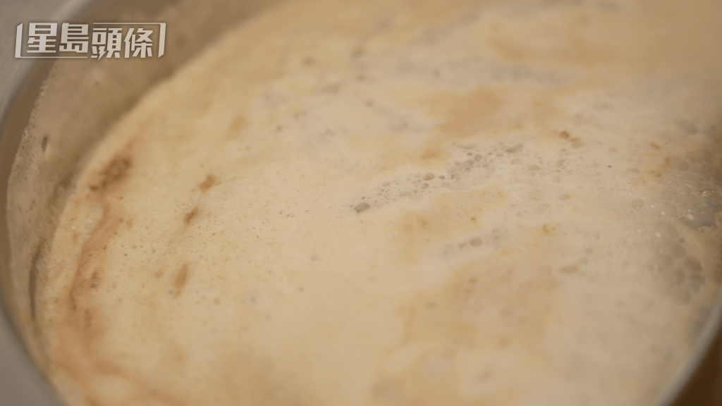 豬骨湯加入可樂後,表面浮起一層泡泡,味道似是發酵醬油。 豬骨湯加入可樂後,表面浮起一層泡泡,味道似是發酵醬油。