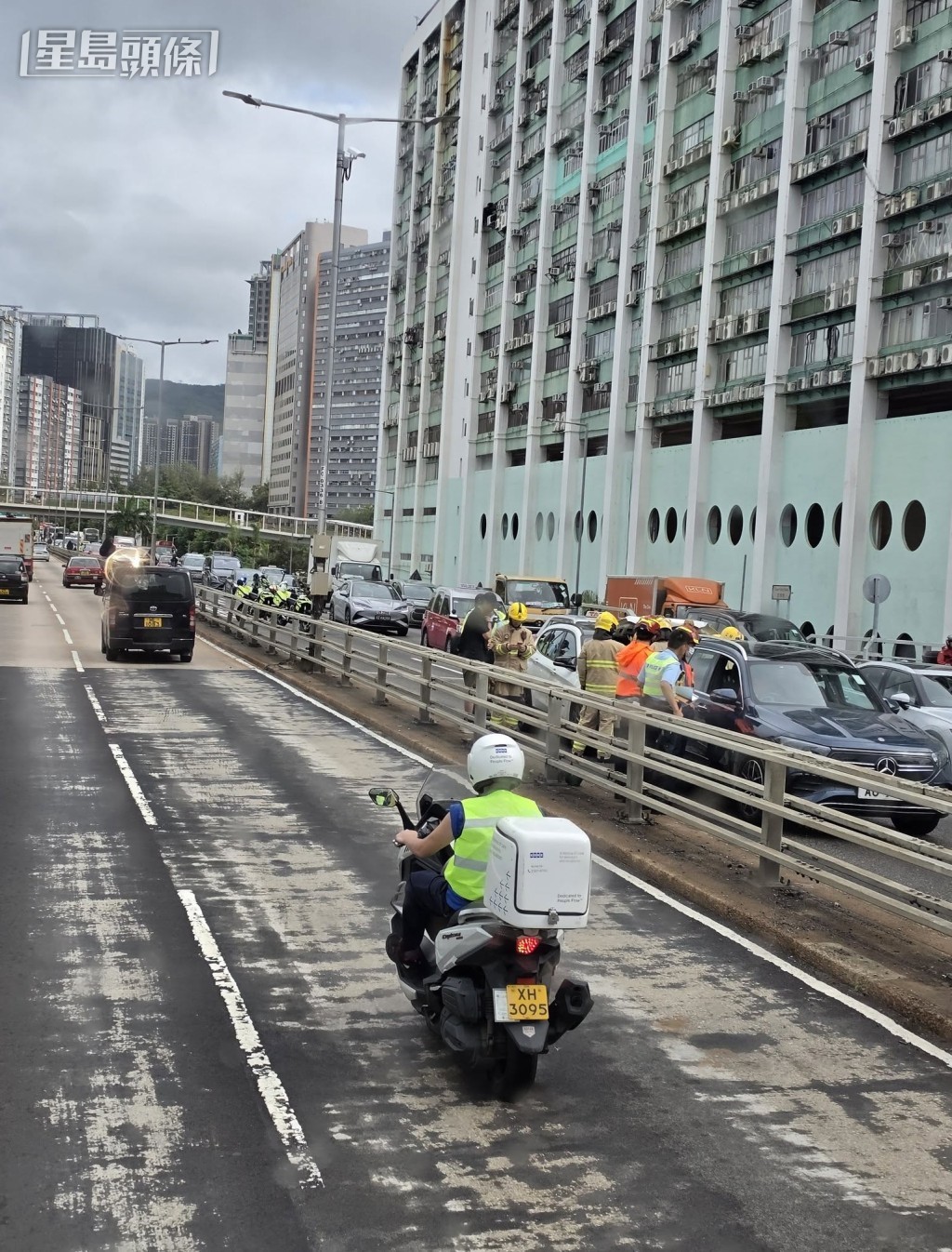 今晨荃灣路新行車橋在半小時內發生3宗意外。fb車cam L(香港群組)圖片 今晨荃灣路新行車橋在半小時內發生3宗意外。fb車cam L(香港群組)圖片