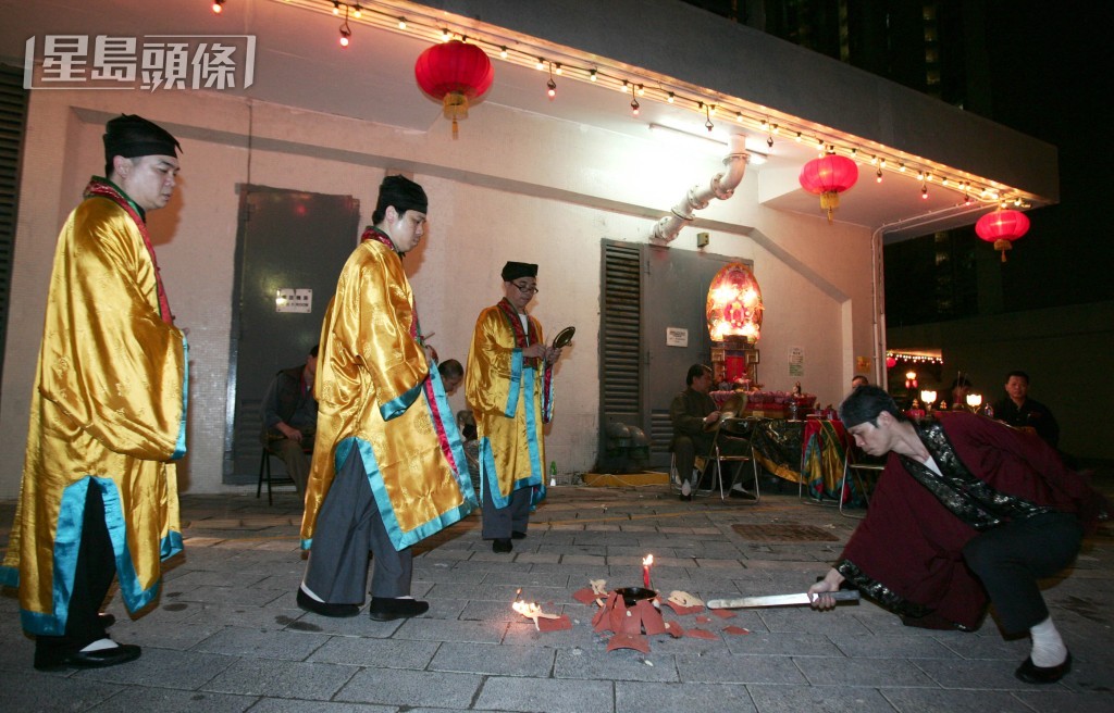  2010年馬鞍山耀安邨雙屍案後，亦有進行破「破地獄」儀式超渡死者。資料圖片