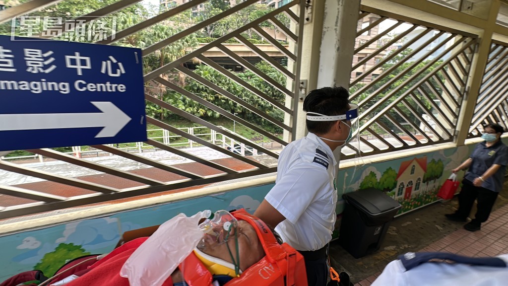 的士司机半昏迷,由救护员送院。梁国峰摄 的士司机半昏迷,由救护员送院。梁国峰摄